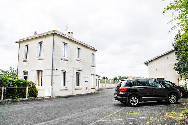 Notre centre de Luxopunture avec son parking, au 40 rue Gaston Baril à Rochefort sur Mer